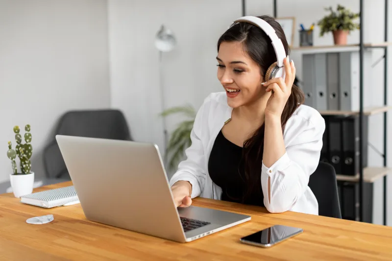 medium-shot-smiley-woman-with-headphones